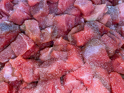 肉在锅里切成小块