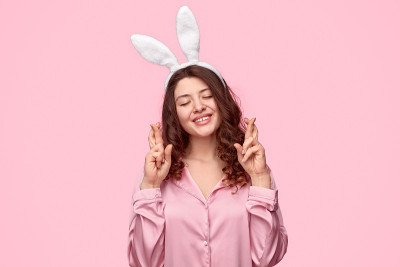 穿着睡衣戴着头巾的年轻女子双手合十