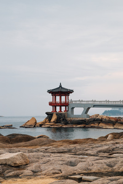 Yeonggeumjeong韩国传统亭和海在长草，韩国