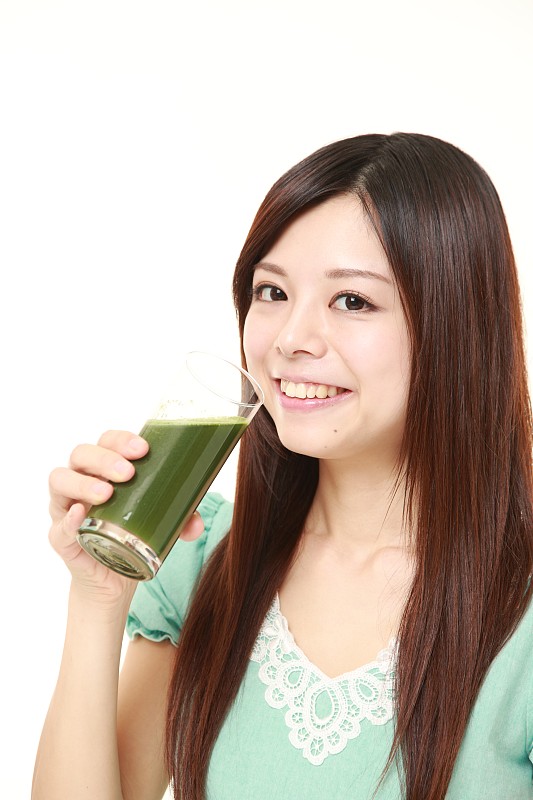 有绿色蔬菜汁的女人