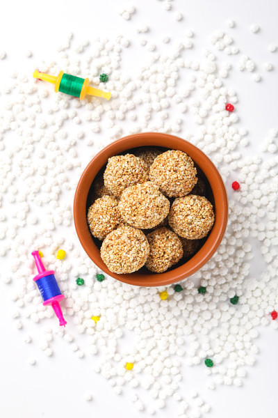 Til Gul OR Sweet Sesame Laddu与Fikri为印度节日Makar Sank