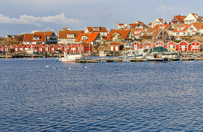 在Kungshamn，一个位于Bohuslän，瑞典西海岸的小渔村的红色木制船坞