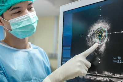 从事血管内超声成像(IVUS)工作的医生