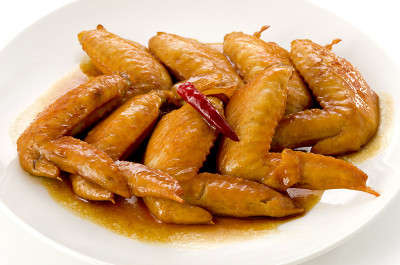 甜辣照烧鸡翅。在红烧汁中翻炒，然后煮沸