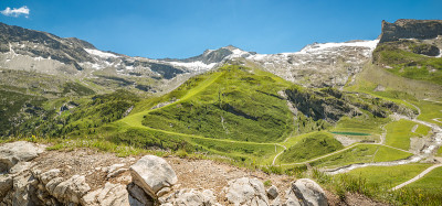 全景山脉景观在Tirol，奥地利与冰川的背景