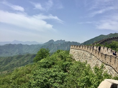 中国的长城是一系列的防御工事，它们修建在古代中国国家和帝国中国历史上的北部边界上，作为对来自欧亚草原