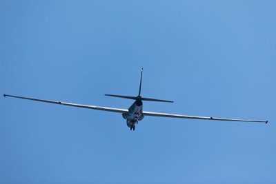 U-2龙女士的轮廓，在天空的映衬下