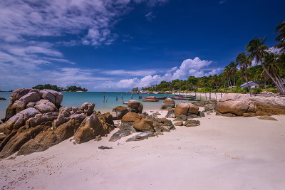 在Berhala岛kepulauan Riau的全景海滩和岩层照片