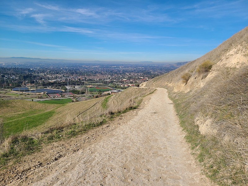 通往加州弗里蒙特Mission Peak Summit的山顶步道