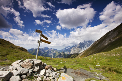意大利勃朗峰旅游的山区景观路标