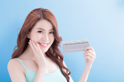 拥有健康牙齿的漂亮女人