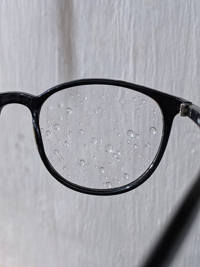 小雨打在眼镜