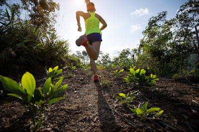 女子trail runner跑到日出热带森林山顶
