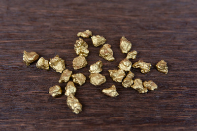 在黑木背景上堆砌的金块
