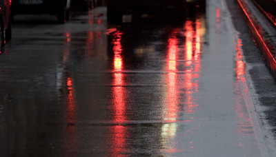 在夜晚的城市里下雨
