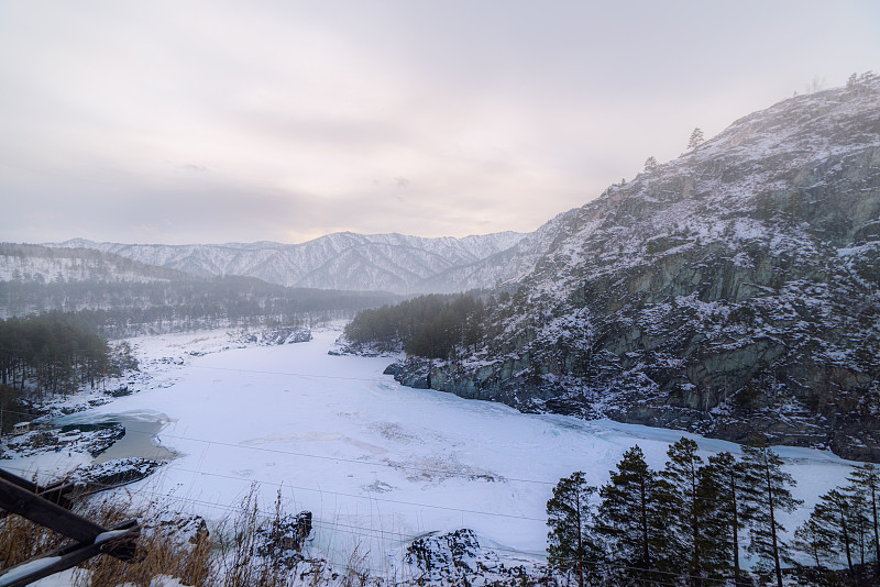 雪山和山河的景色