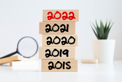 商人建造木板2018年，2019年，2020年，2021年，2022年。新年伊始的概念。新目标。