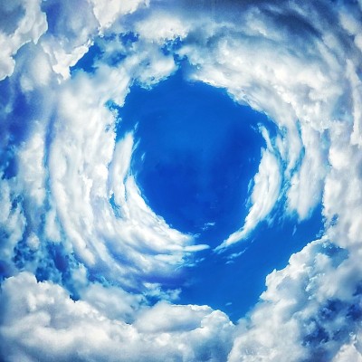 云在天空中旋转的插图
