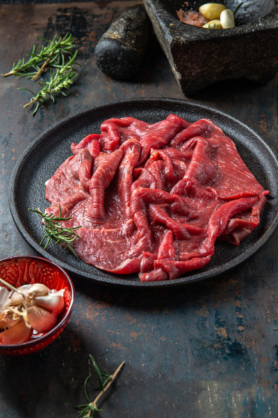 牛肉里脊配香草和香料，铸铁盘