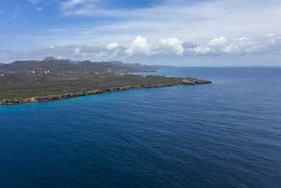 鸟瞰Watamula地区与海岸线和绿松石水- Curaçao/加勒比/荷属安的列斯