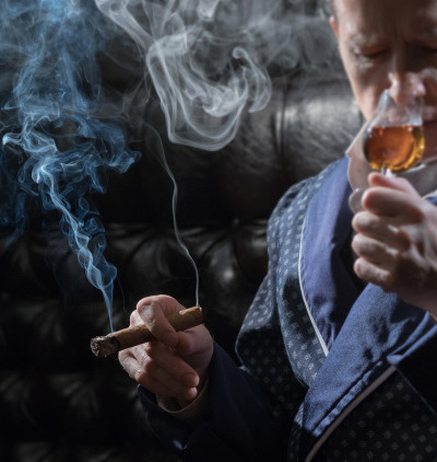 男人抽雪茄