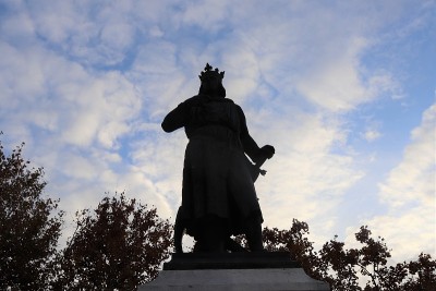 别名“圣路易”的法国国王路易九世的雕像在Aigues Mortes村