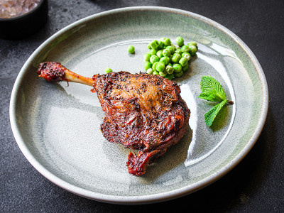 鸭腿烤鸡肉菜单概念食用份量。食物背景俯视图拷贝空间有机健康饮食