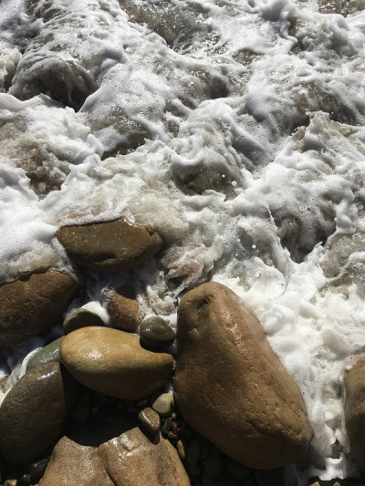 波浪冲过岩石