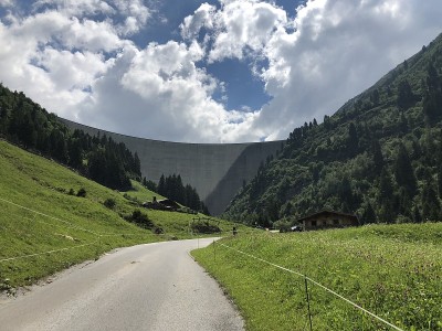 Zillergründl储存坝在后方的齐勒塔尔蒂罗尔附近的奥地利Mayrhofen Fügen Hi