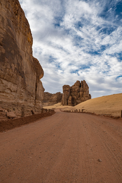 在沙特阿拉伯的Al Ula露头地质构造之间的徒步旅行路线