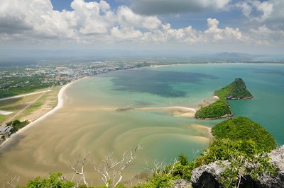 泰国皇家空军5翼基地的鸟瞰图，在巴若普湾无人居住的小岛和巴若普镇从Kao Lom Muak山在泰国巴
