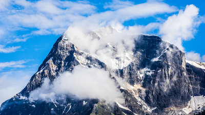 雪山山峰，蓝天白云