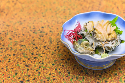 日本鲜鲍鱼生鱼片，配海藻、萝卜、紫菜和山葵。