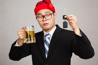 亚洲男人喝醉了，拿着车钥匙