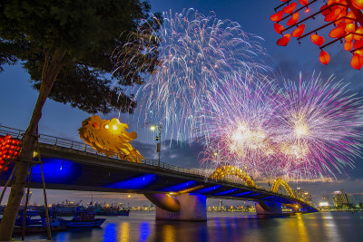 在龙桥燃放烟花庆祝新年，龙桥是岘港的一个非常著名的地方。