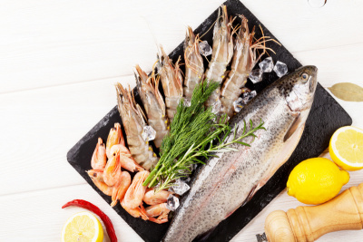 新鲜的生海鲜与香料