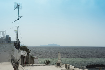 从伊斯基亚看卡普里岛。圣天使村