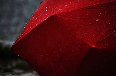 恶劣天气下的雨伞