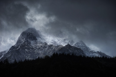 令人震惊的，情绪化的，戏剧性的冬季景观图片，积雪覆盖的Y Garn山在斯诺登尼亚