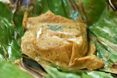 烤咖喱鱼和游泳蟹肉包在香蕉叶