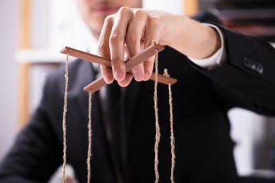 商人操纵木偶