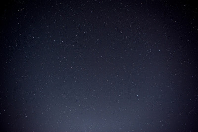 漆黑的夜空里繁星满天