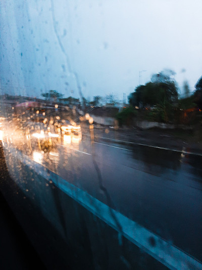 下雨天回家的路上