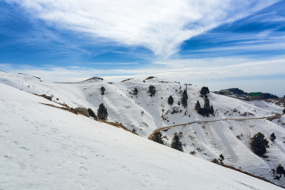 在印度喜马偕尔邦达尔豪斯的Dainkund山顶徒步旅行。美丽的蓝天和雪山在Pir panjal，喜马