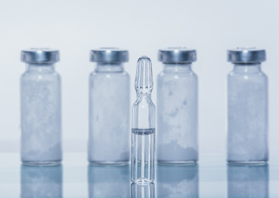 注射用医用玻璃安瓿瓶。药是以壶腹中的水溶液为液体氯化钠。关闭了。瓶安瓿多色。