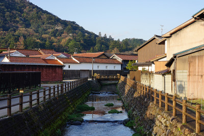阳光明媚的清晨，仓吉白墙仓库(仓吉市内buki Tamagawa传统建筑保护区)的市容
