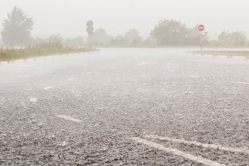 公路上正下着大雨和冰雹。