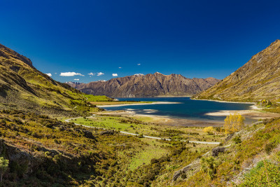 夏威夷湖和山的全景照片，南岛，新西兰