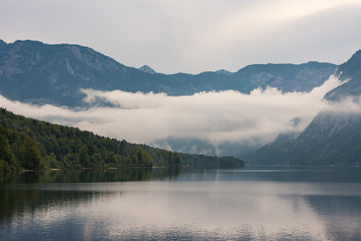 Bohinj湖,斯洛文尼亚。湖面上有大片的云。朱利安阿尔卑斯的夏日夜晚。