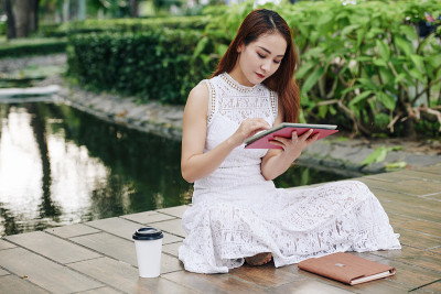 女学生在公园休息